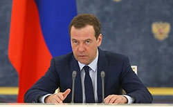 Медведев рассказал о защите пенсий и зарплат россиян
